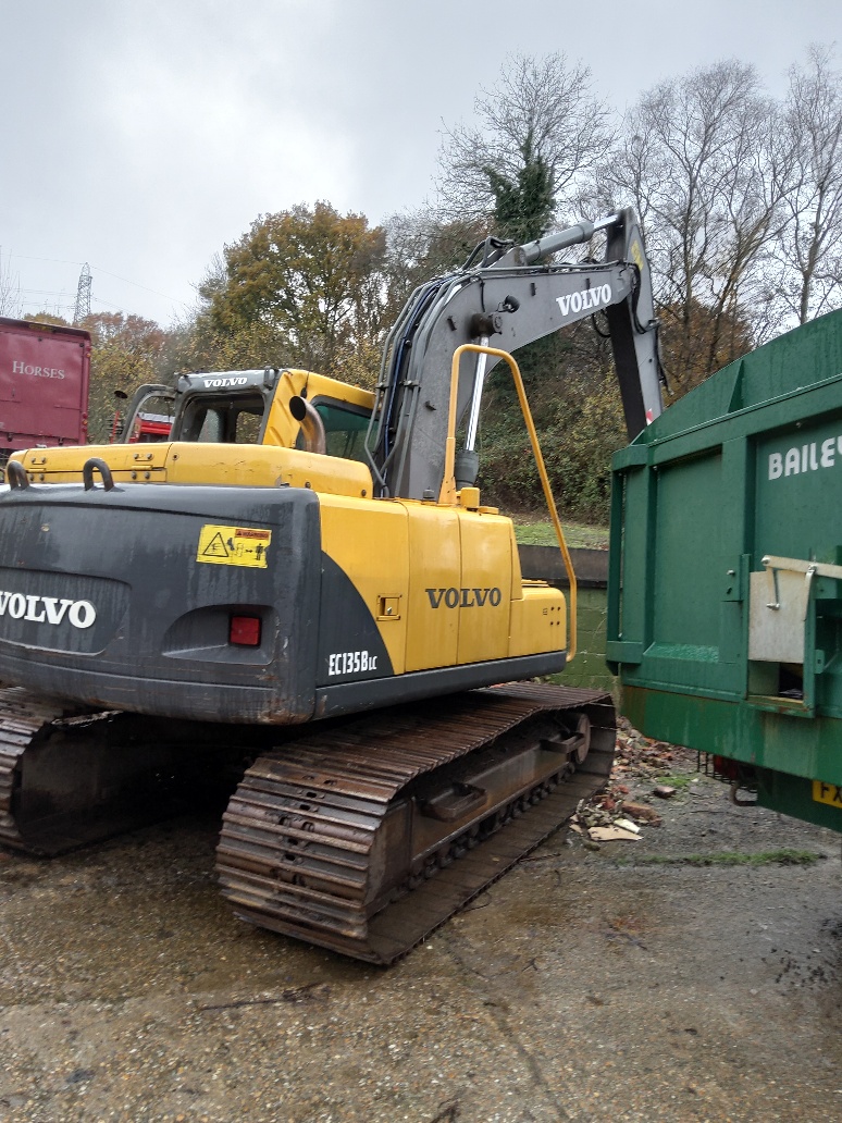 /photos/40810074020191127_Volvo 135 2 .jpg